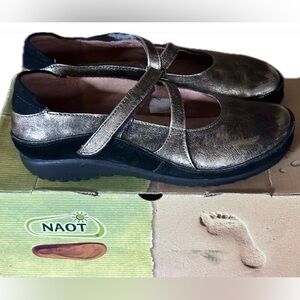 NAOT “TANGATA” metallic black comb. Size 6M